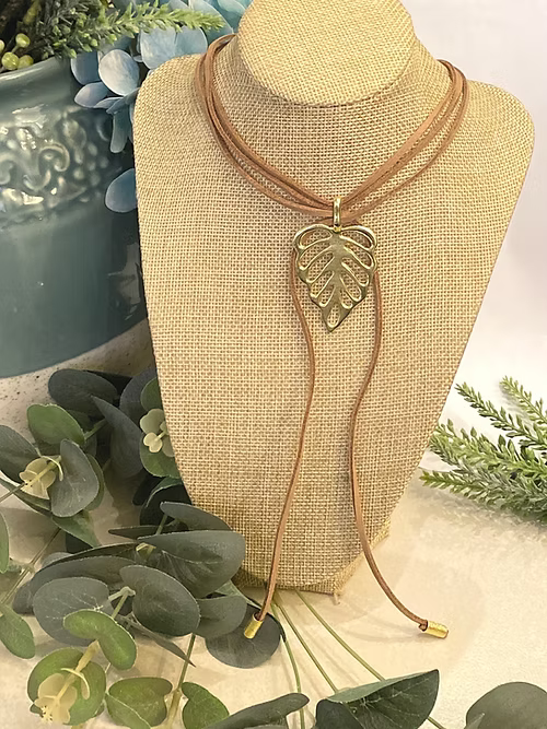Collar Gamuza Hoja